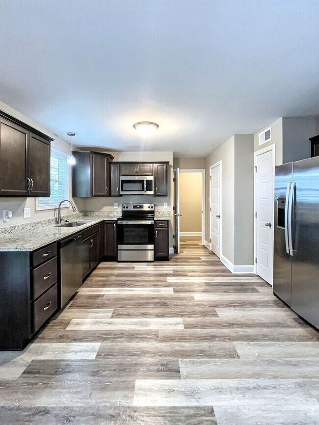 Building Photo - Spacious 3-Bedroom Home in a Prime Locatio...