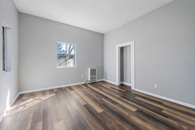 Building Photo - Modern 10-Room Downtown Gem – Ideal for Fl...