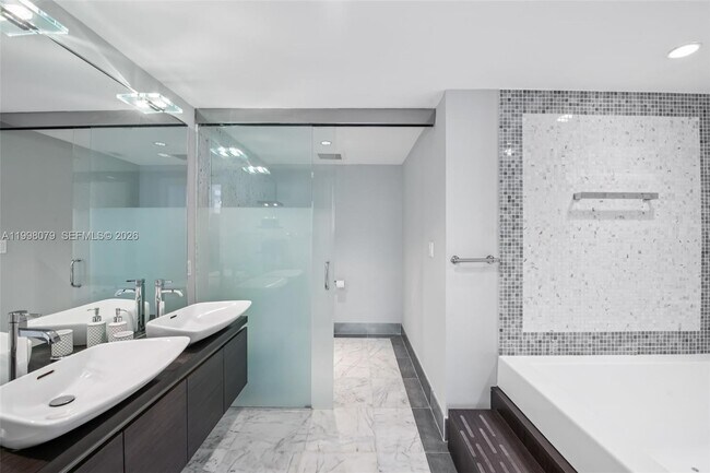 Building Photo - 200 Biscayne Blvd Way