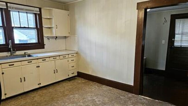 Building Photo - Quaint 2 Bed, 1 Bath Home – Available 11/1/25!