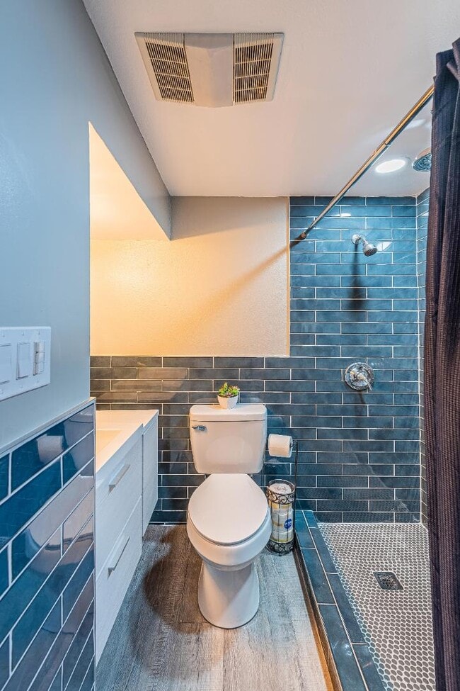 Building Photo - 704 Pacific Ave SW