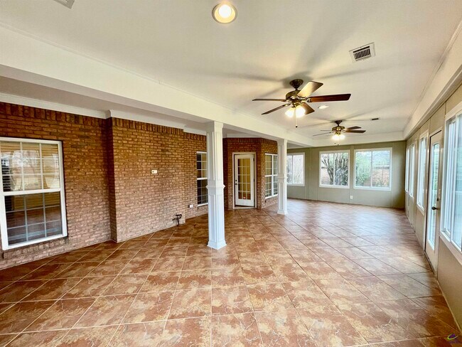 Building Photo - 102 Bartlett Way