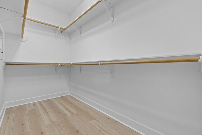 Building Photo - Contemporary Townhome Steps from Downtown/...