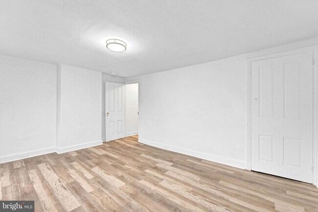 Building Photo - 28 W Airy St