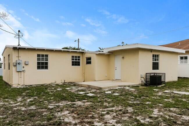 Building Photo - 1564 NW 3rd Way