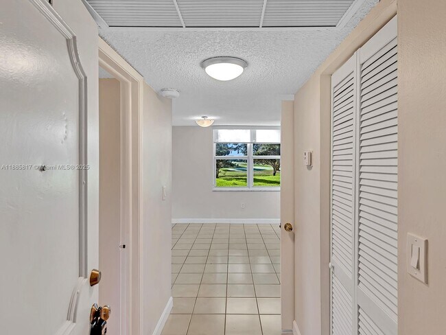 Building Photo - 9451 Evergreen Pl