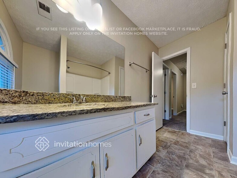 Building Photo - 990 Thousand Oaks Dr