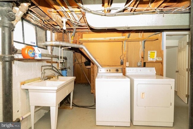 Building Photo - 1037 16th St S