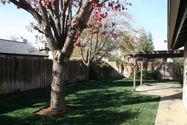 Building Photo - 703 Markham Way