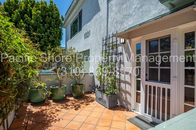 Building Photo - Updated 3-Bedroom First-Floor Condo in Prime Santa Monica Location