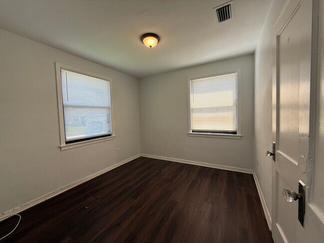 Building Photo - 1976 College Cir S