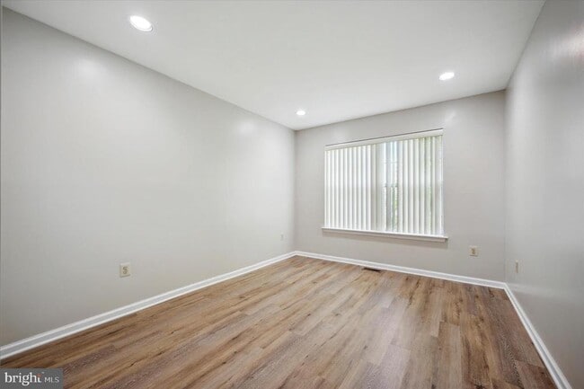 Building Photo - 701 Dresher Woods Dr