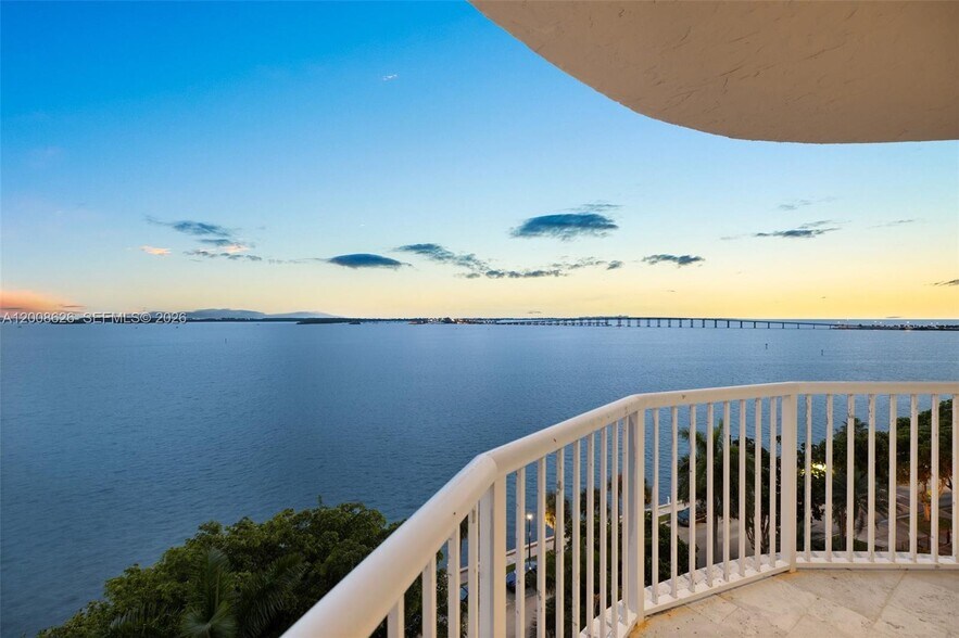 Building Photo - 1420 Brickell Bay Dr