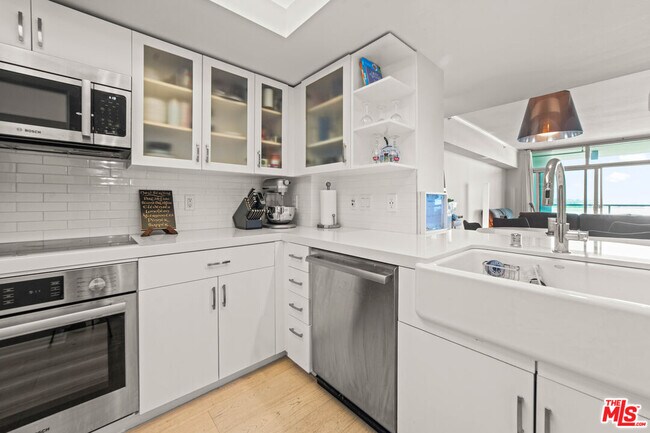 Primary Photo - 13700 Marina Pointe Dr
