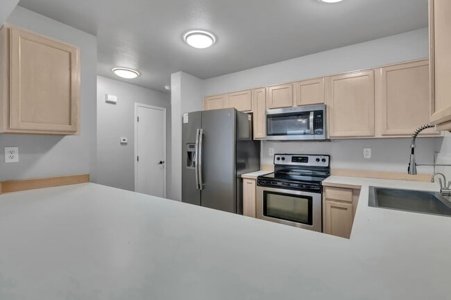 Building Photo - Peaceful Corner Townhome in the Heart of Sumner