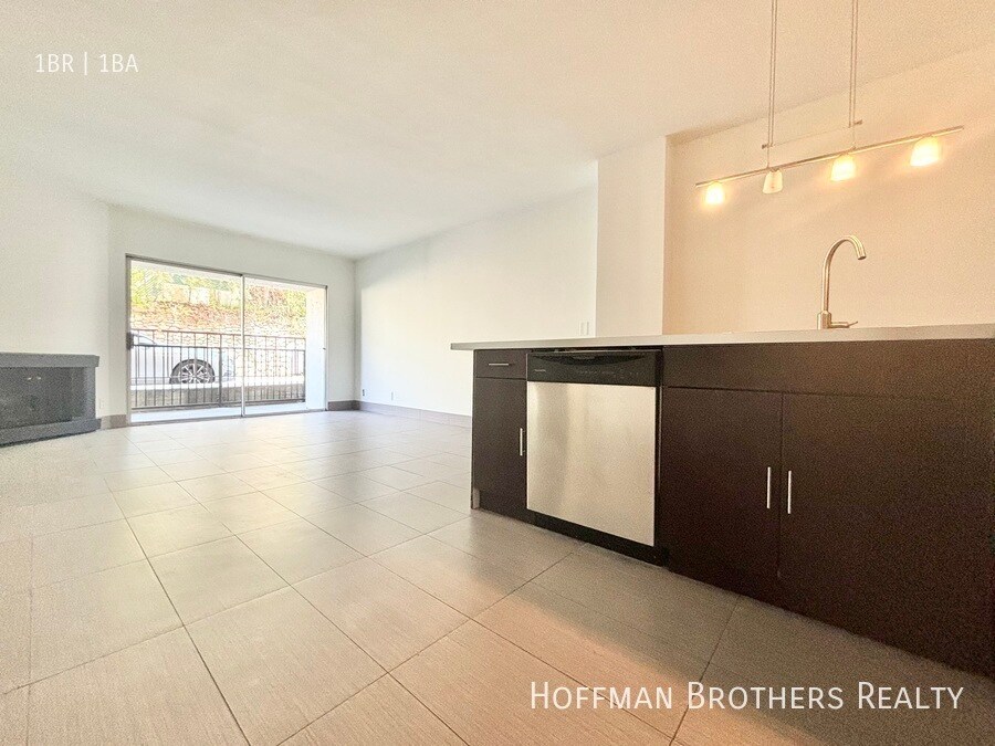 Building Photo - 3947 Los Feliz Blvd