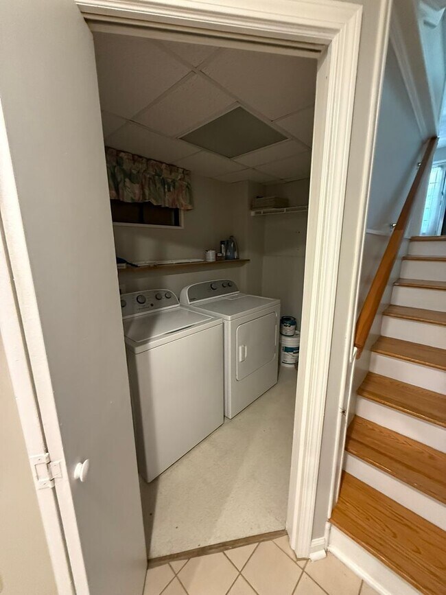 Building Photo - Spacious 4BR/2BA Tri-Level Home in Histori...