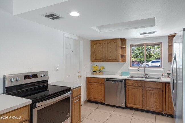 Building Photo - 335 E Solana Dr