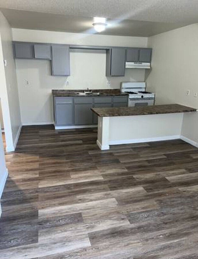 Building Photo - 1st Month’s FREE Rent Move-In Special! Spa...
