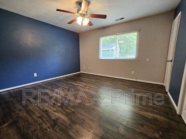 Building Photo - 3413 Newport Dr