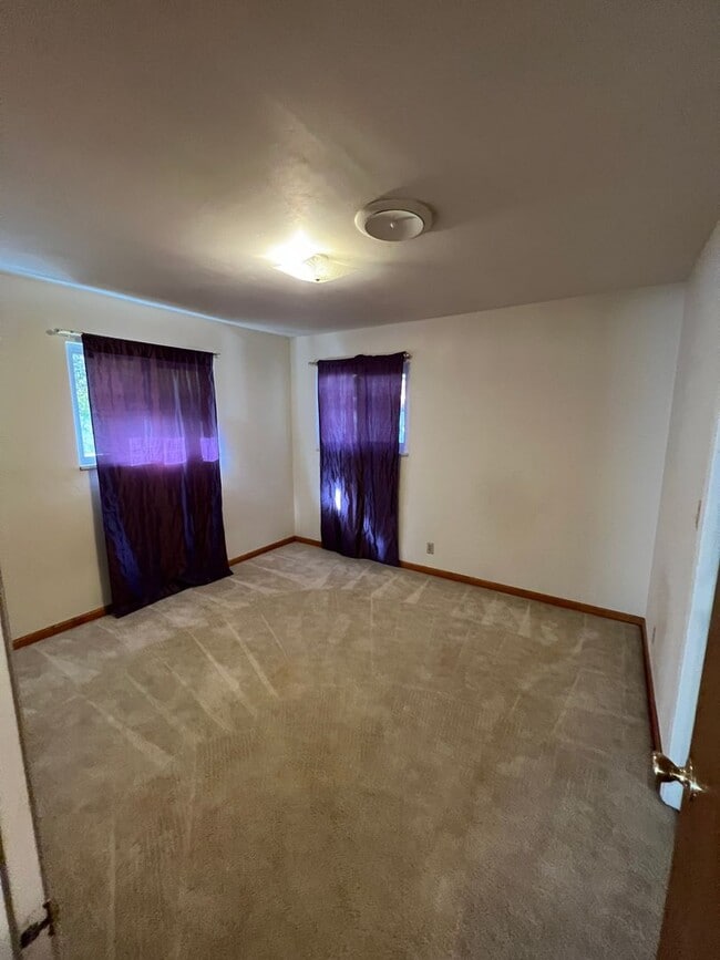Building Photo - 9866 Hillview Dr