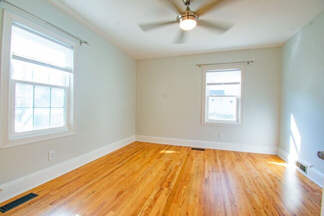 Building Photo - Available 3/27/26 - Charming Haymount 3 Bedroom 2 Bathroom Home- Pets Okay