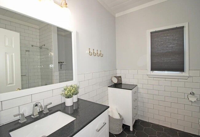 Building Photo - 303 Leeward Walk Ln