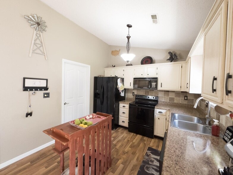 Building Photo - 2810 Jonquil Pl
