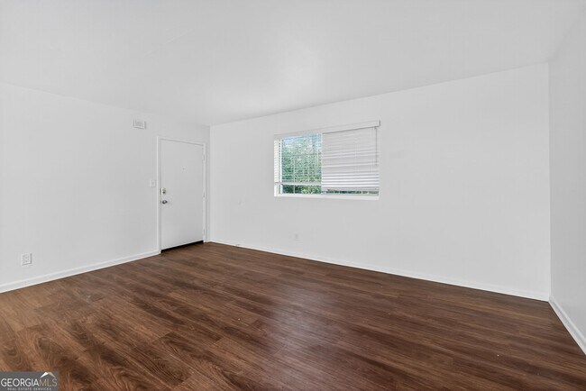 Building Photo - 2510 Peachwood Cir NE