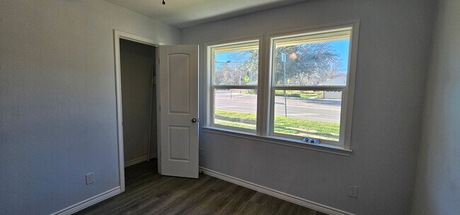 Building Photo - 1401 E Sherman Dr