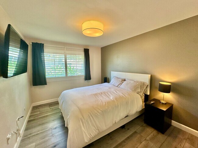 Building Photo - 3 Bedroom Townhome near USD!! Parking + La...