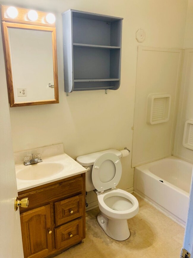 Building Photo - Cute and Cozy, Close to Fort Riley!