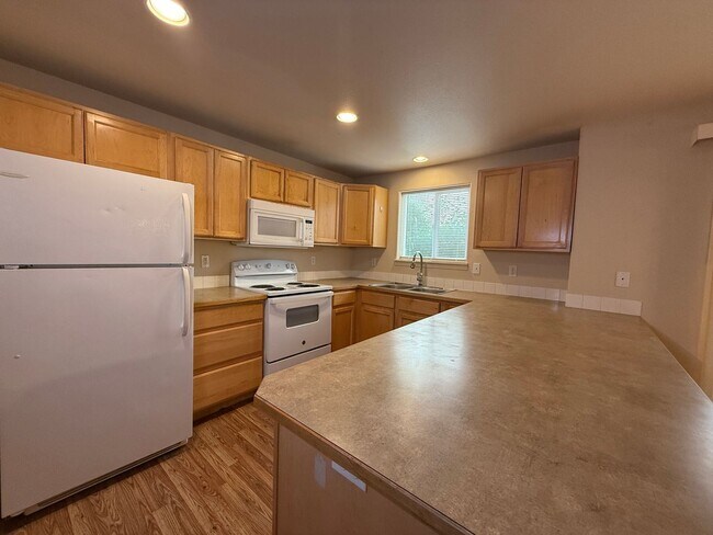 Building Photo - CHECK OUT THIS SPACIOUS TOWNHOUSE IN REDMO...