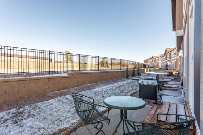 Building Photo - Stylish 3-Bedroom Townhome with Fireplace, Modern Kitchen & Spacious Layout!