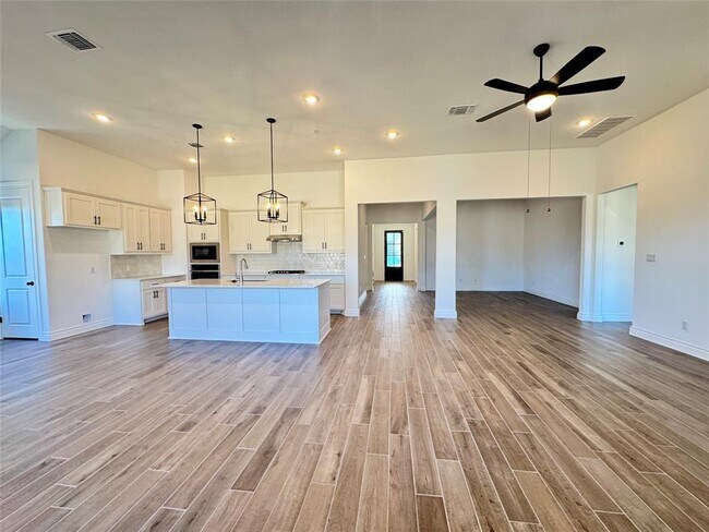 Building Photo - 1301 White Daisy Ln