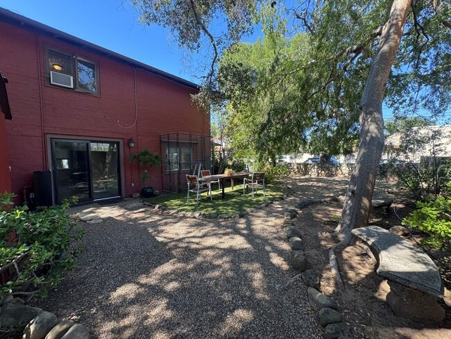 Building Photo - Charming 2 Bedroom Ojai Home with All Utilities Included
