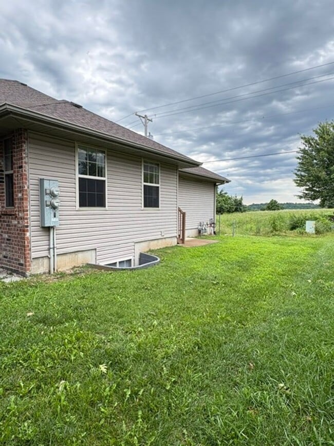 Building Photo - Ozark~ 4 bedroom walkout basement duplex for rent!