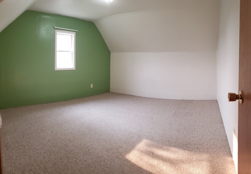 2nd bedroom on 2nd floor - 514 Conley Ave S