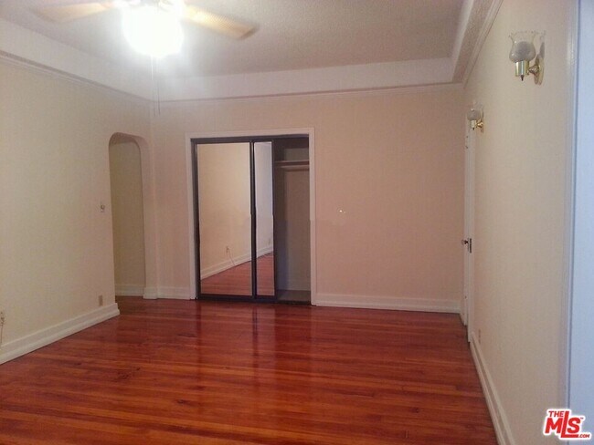 Building Photo - 630 S Kenmore Ave