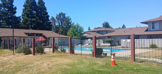 Building Photo - Tabor Oaks