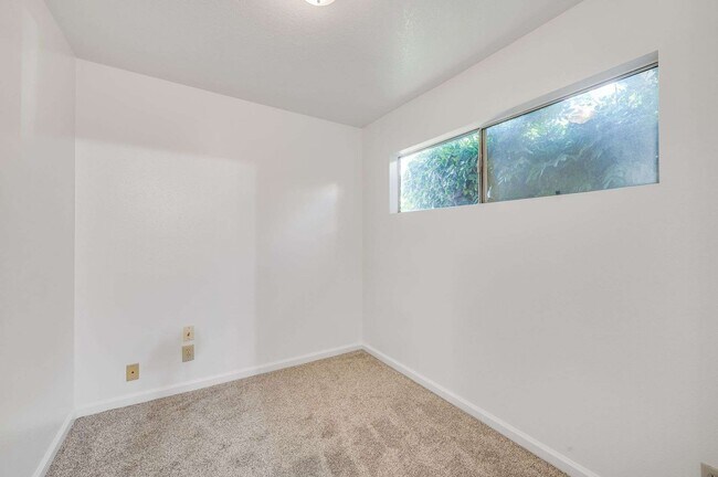 Building Photo - 926 Newport Ave
