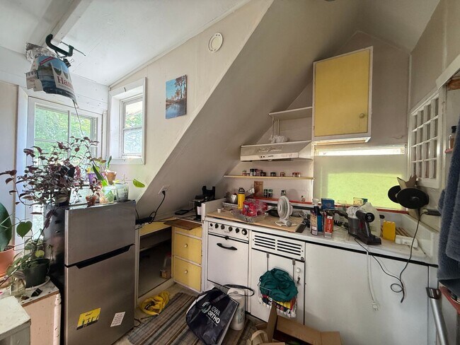 Building Photo - $600 | Studio, 1 Bathroom 2nd Floor Apartment | Cat Friendly* | Available for July 30th, 2026 Mov...