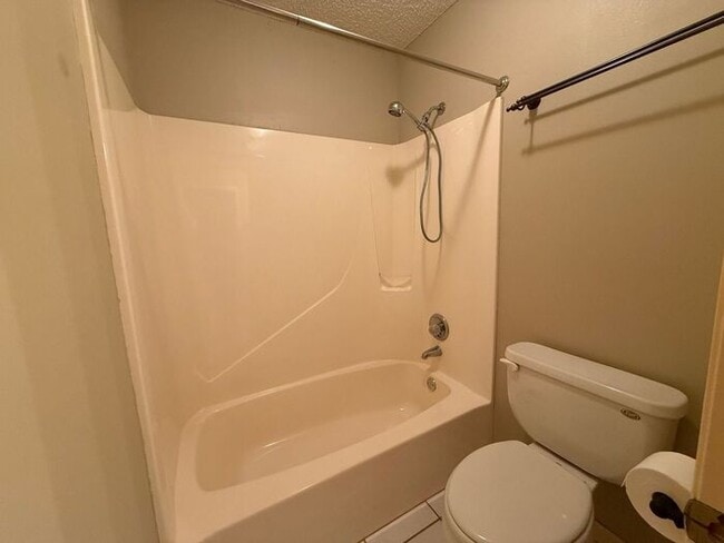 Building Photo - Pensacola - 32526- 4 bedroom, 2 bathroom - pool and lawn care included