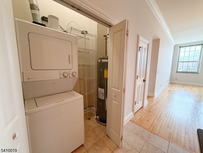 Building Photo - 33 Forest Ave