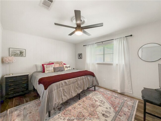 Building Photo - 2525 Willow Bend Dr