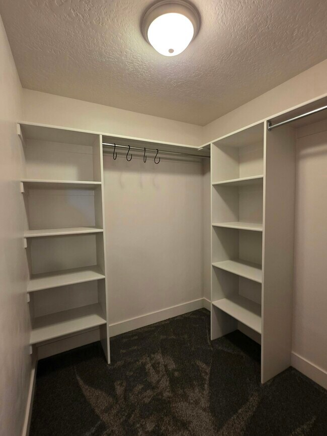 Building Photo - 9051 N Clubhouse Ln