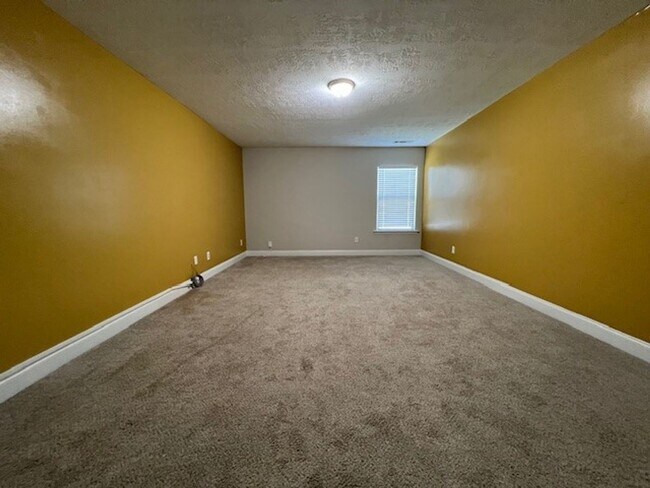 Building Photo - 4 Bedroom, 2 Bath Home in Elias Station