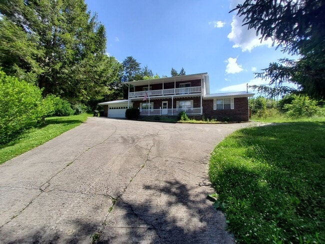 Building Photo - Sevierville 37862 - Showings begin July 11, 2026 - Fully Furnished! Long term or 3 Month Lease Co...
