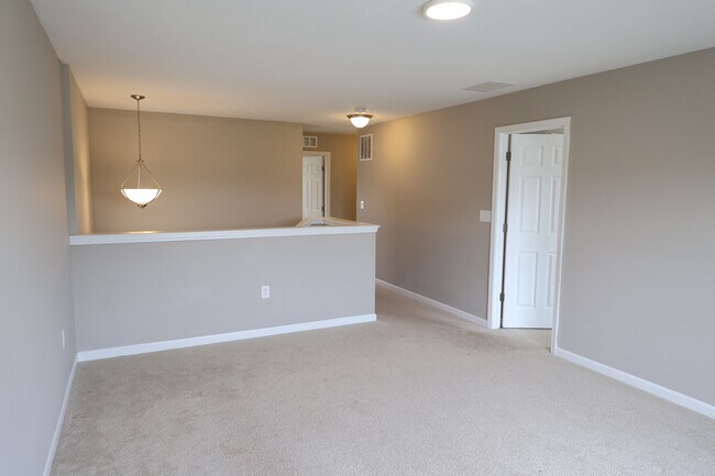 Building Photo - 1899 Lakecrest Dr