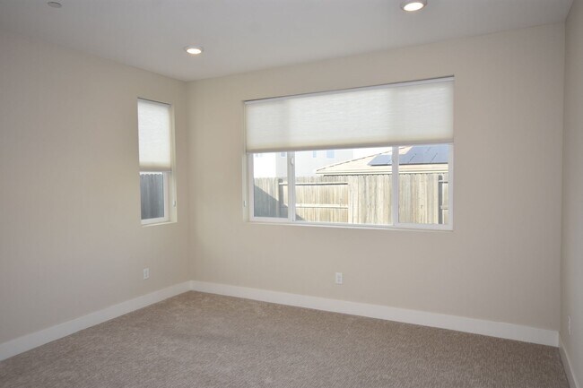 Building Photo - 140 Tortosa Ct